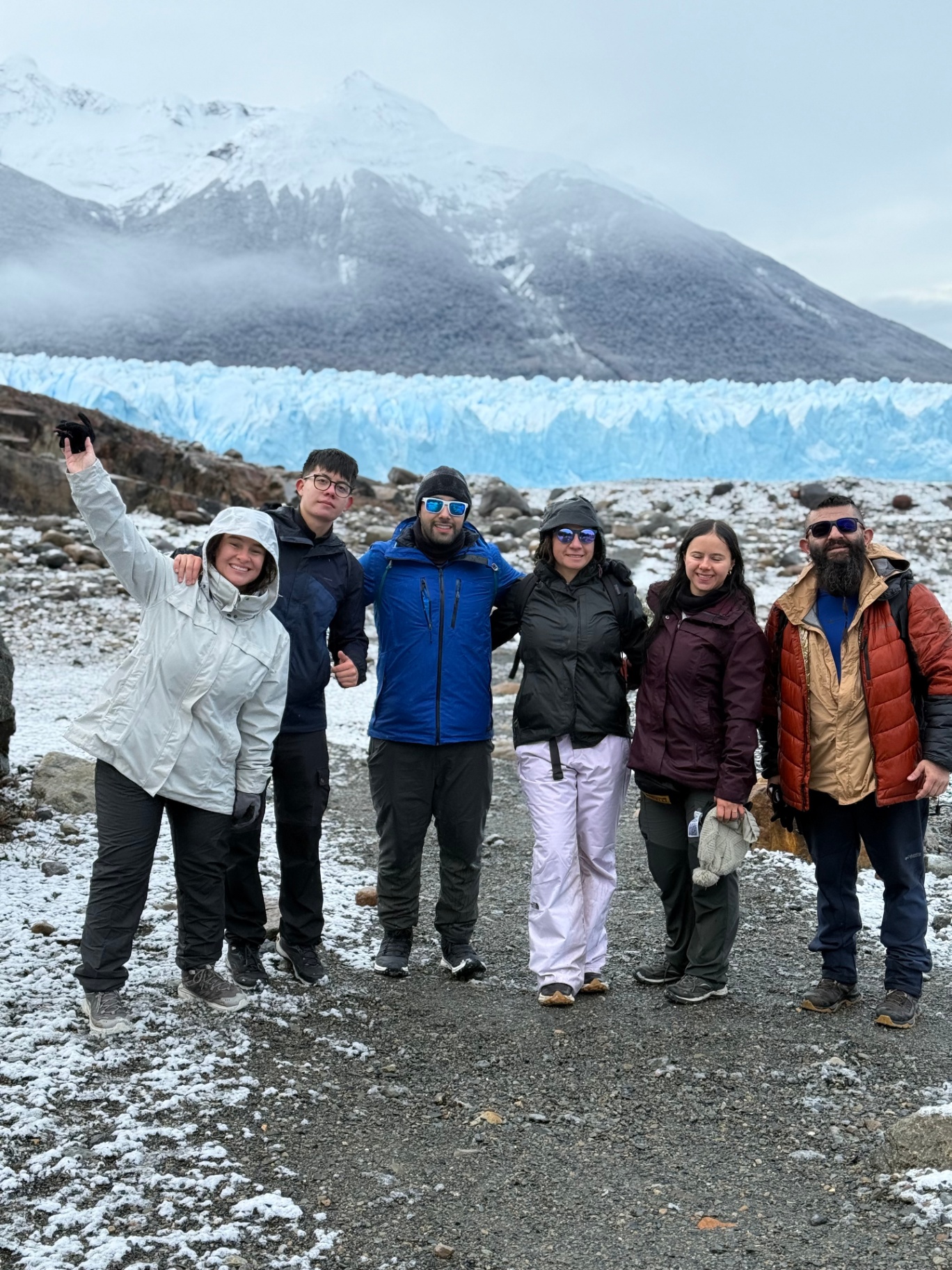 Grupo frente al glaciar Perito Moreno en Patagonia